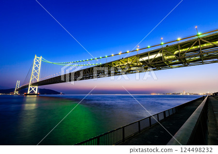 兵庫縣神戶市舞子公園春天看到的燈火通明的明石海峽大橋 124498232