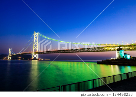 兵庫縣神戶市舞子公園春天看到的燈火通明的明石海峽大橋 124498233