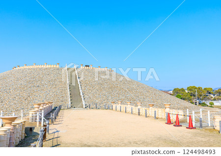 Spring at Goshikizuka Tomb, Kobe City, Hyogo Prefecture 124498493
