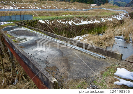 A small bridge in a rural village in winter 124498566