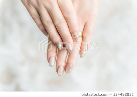 在美甲沙龍做過指甲（磁性凝膠、鏡面線）的手 124498835