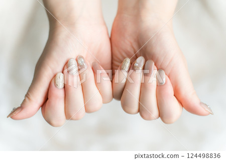 在美甲沙龍做過指甲（磁性凝膠、鏡面線）的手 124498836