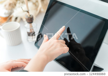 女人使用平板電腦（錄影帶、電視、電影、影片） 124498860