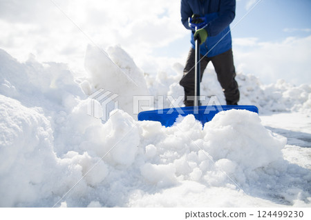 Remove snow from the sidewalk 124499230