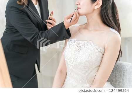 新娘、結婚典禮、新郎新娘在婚禮大廳的新娘房間化妝 124499234