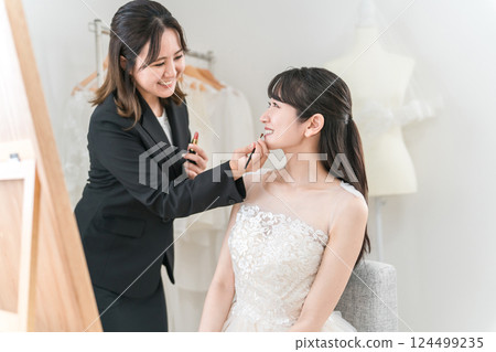 Bridal, wedding ceremony, bride and groom who make up in the bride's room of the wedding hall 124499235