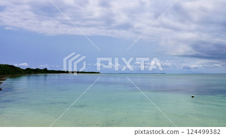 沖繩縣竹富島西碼頭附近的海灘 124499382