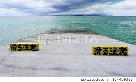 沖繩縣竹富島西碼頭附近的海灘 124499388