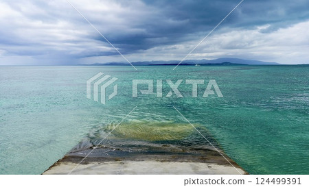 沖繩縣竹富島西碼頭附近的海灘 124499391