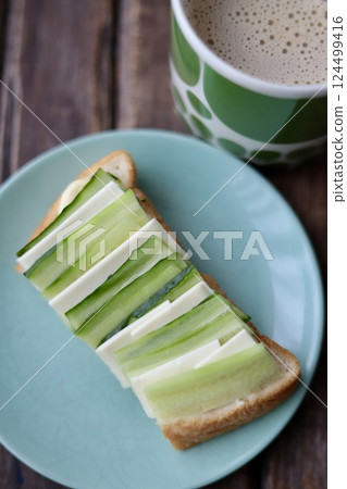 黃瓜起司片三明治配牛奶咖啡 124499416