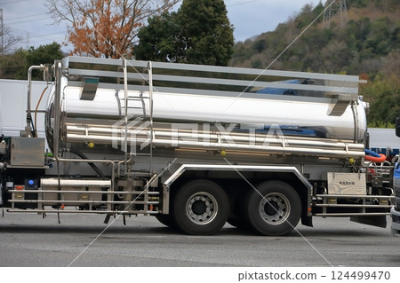 Tank lorry 124499470