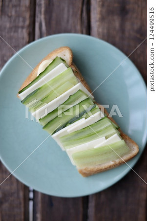 半片麵包上放有黃瓜和起司片的開放式三明治 半片麵包上放有黃瓜和起司片的開放式三明治 124499516