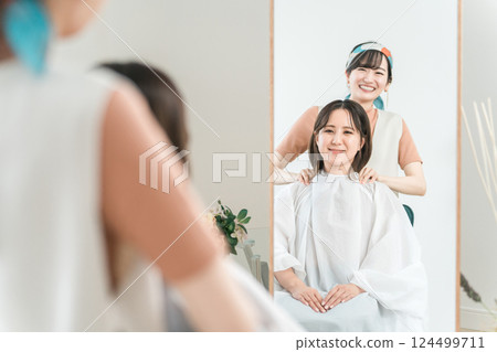 Hairdresser/barber Asian woman who massages the shoulders of customers who come to the beauty salon/hair salon Hairdresser/barber Asian woman who massages the shoulders of customers who come to the beauty salon/hair salon 124499711