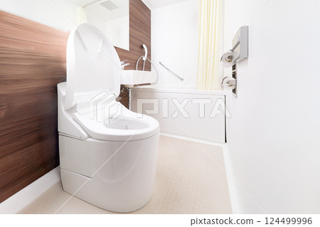 採用木紋設計的衛浴空間內部圖片 124499996