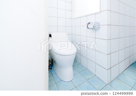 明亮、簡單的瓷磚衛生間空間內部圖像 124499999