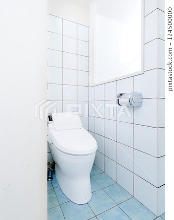明亮、簡單的瓷磚衛生間空間內部圖像 124500000