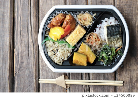 Healthy Japanese takeaway lunch box: Balanced meals 124500089