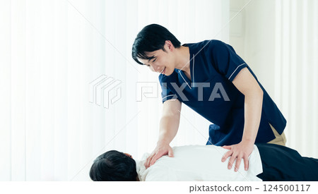 一名男性脊椎按摩師正在進行治療 124500117