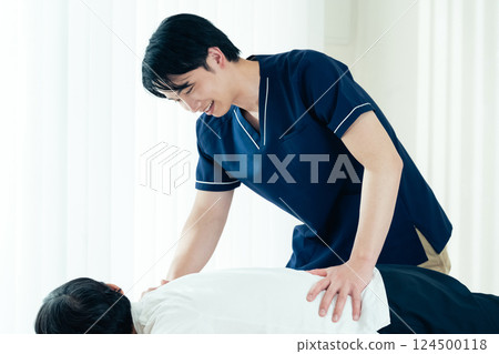 一名男性脊椎按摩師正在進行治療 124500118