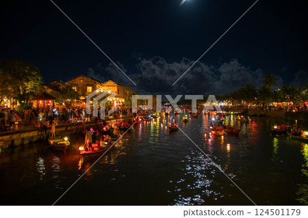 會安夜景：河上漂浮的船屋 124501179