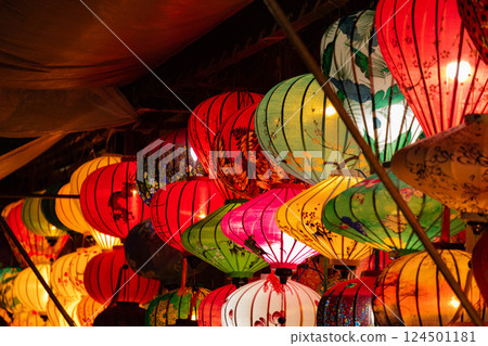 會安五彩燈籠 124501181