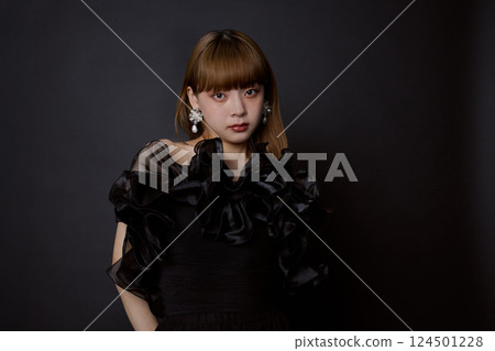 一個穿黑色連衣裙的女人 124501228