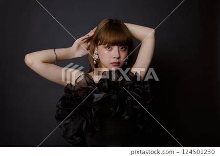 一個穿黑色連衣裙的女人 124501230