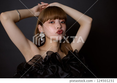 一個穿黑色連衣裙的女人 124501231