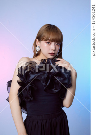 身穿黑色荷葉邊洋裝的女模特兒肖像 124501241