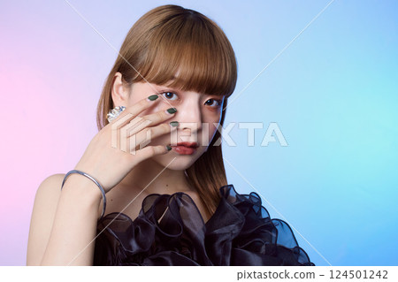一個穿黑色連衣裙的女人 124501242