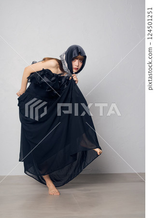 一個穿黑色連衣裙的女人 一個穿黑色連衣裙的女人 124501251