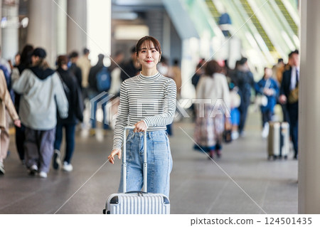 旅行中的女人，肖像 124501435