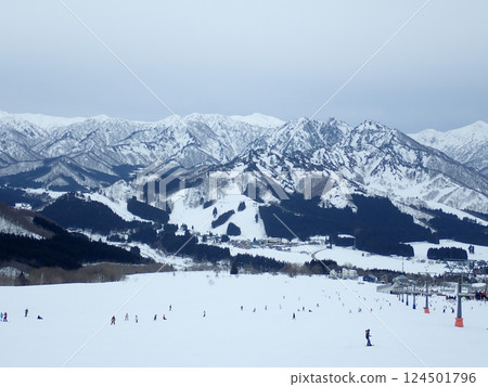 俯瞰山脈的雪白山坡 俯瞰山脈的雪白山坡 124501796