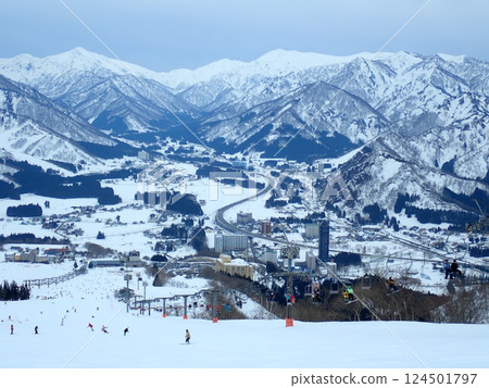 俯瞰山脈的雪白山坡 俯瞰山脈的雪白山坡 124501797