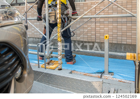 【大型公寓維修工程－工人製作鷹架】 124502169