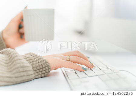 一位女士一邊喝咖啡一邊工作(工作、凝膠指甲、時裝設計師) 一位女士一邊喝咖啡一邊工作(工作、凝膠指甲、時裝設計師) 124502256