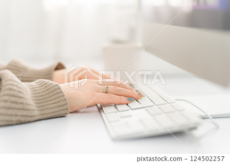 使用電腦的美甲女性(工作、凝膠指甲、時裝設計師) 使用電腦的美甲女性(工作、凝膠指甲、時裝設計師) 124502257