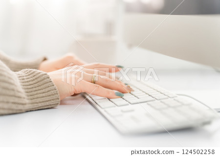 使用電腦的美甲女性（工作、凝膠指甲、時裝設計師） 124502258