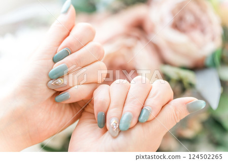 美甲沙龍裡的女人的手上塗著凝膠指甲和美甲藝術 124502265