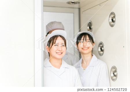 People who work in factories with air showers and clean rooms 124502720