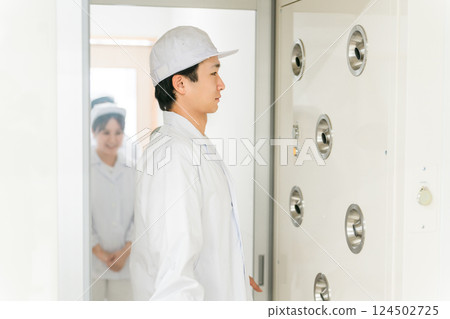 People who work in factories with air showers and clean rooms 124502725