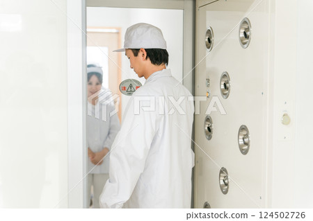 在設有風淋室和無塵室的工廠工作的人 在設有風淋室和無塵室的工廠工作的人 124502726