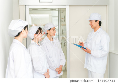 在設有風淋室和無塵室的工廠工作的工人（點名和確認） 124502733