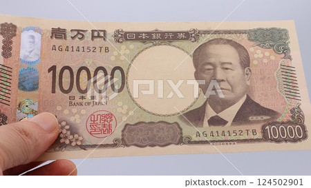手持新版 10,000 日圓紙幣的人的特寫 124502901