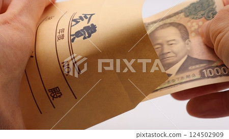 一個人從信封裡取出會員費 一個人從信封裡取出會員費 124502909