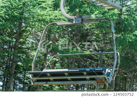 Summer ski resort lift, sky and plateau scenery, tourist destination, travel, mountains, famous places 124503752