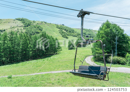 Summer ski resort lift, sky and plateau scenery, tourist destination, travel, mountains, famous places 124503753