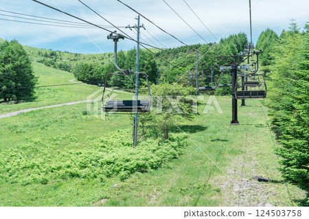 夏季滑雪勝地纜車、天空和高原風景、旅遊勝地、旅遊、山脈、著名景點 124503758