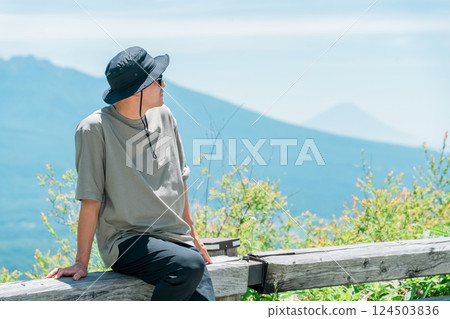 男人、夏日天空和高原風光、旅遊勝地、旅遊、山脈、著名景點 男人、夏日天空和高原風光、旅遊勝地、旅遊、山脈、著名景點 124503836