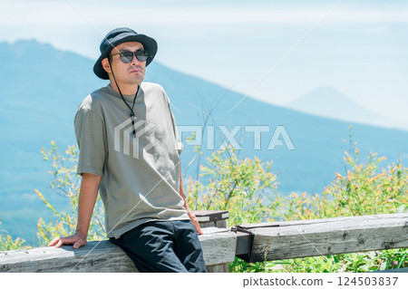 男人、夏日天空和高原風光、旅遊勝地、旅遊、山脈、著名景點 男人、夏日天空和高原風光、旅遊勝地、旅遊、山脈、著名景點 124503837
